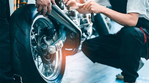Conheça a importância de fazer o balanceamento das rodas da moto