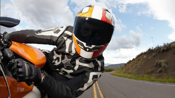 Confira essas dicas para uma frenagem segura de moto